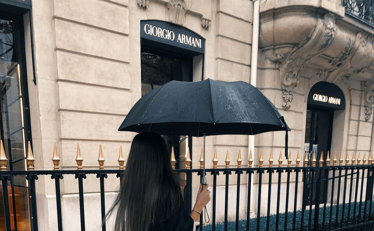 Люксовый бренд Giorgio Armani оштрафовали на €3,5 млн из-за нарушений условий труда