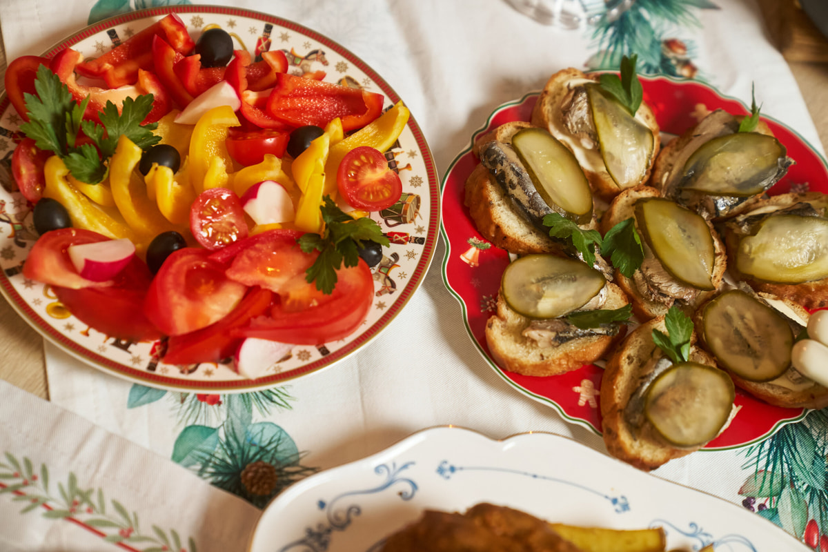 Удон, лазанья, «Оливье»&nbsp;— как накрыть новогодний стол, который объединит вкусы разных поколений