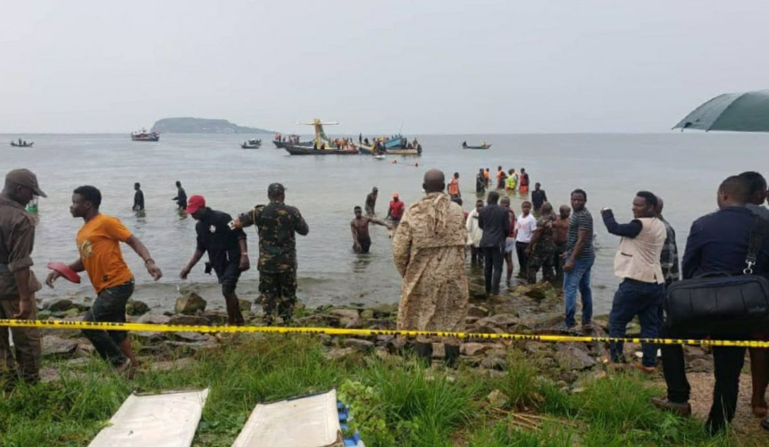 Названо количество погибших при крушении самолета в Танзании