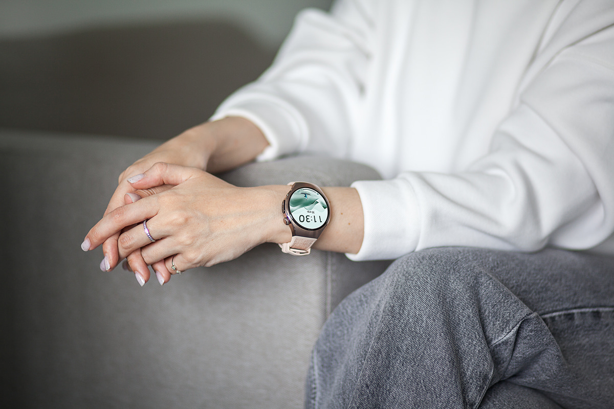 Флагманские смарт-часы Huawei Watch 5: футуристический дизайн и инновационный мультисенсорный датчик 