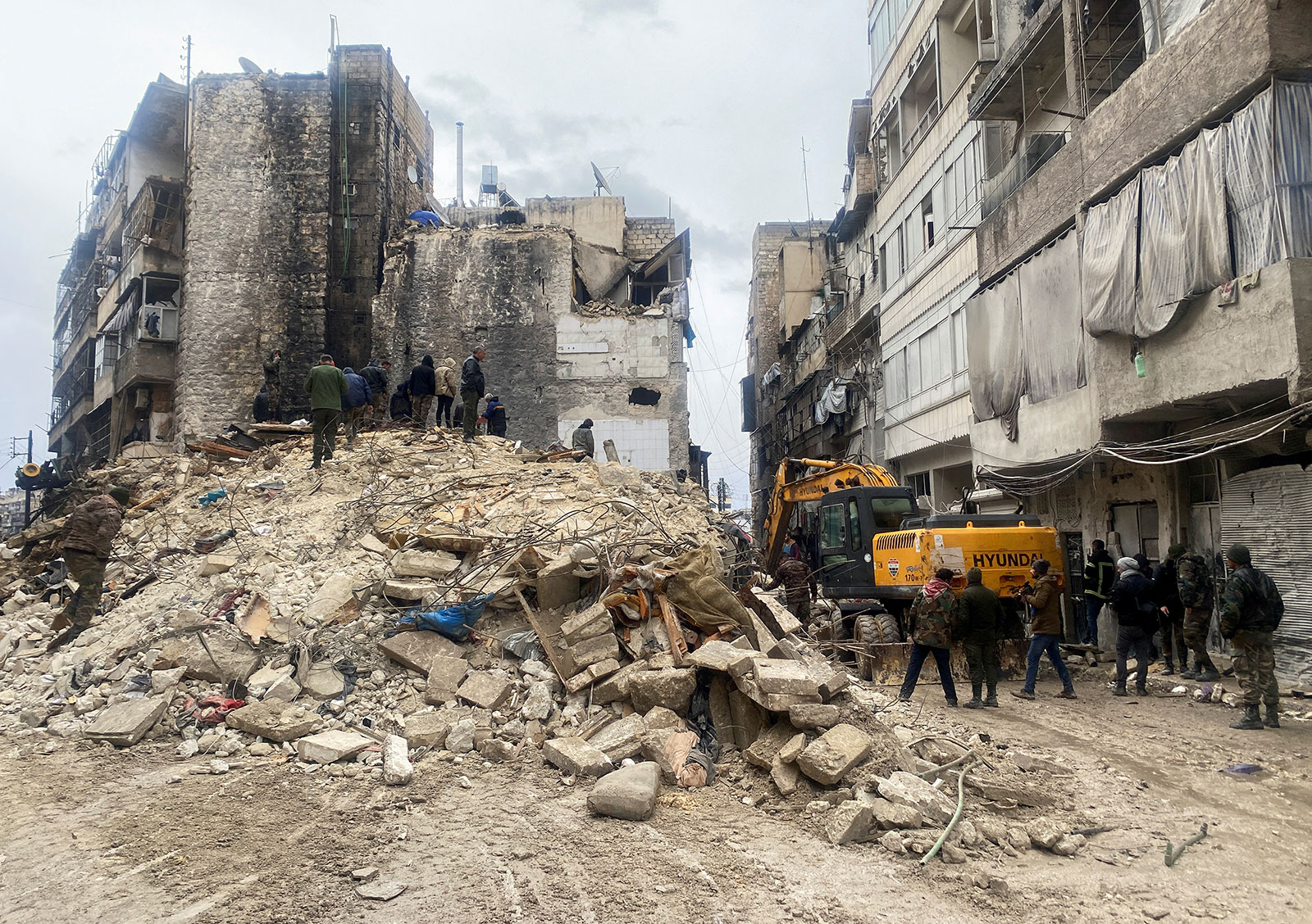 Тысячи погибших людей и разрушенных зданий. Что известно о крупном землетрясении в Турции и Сирии