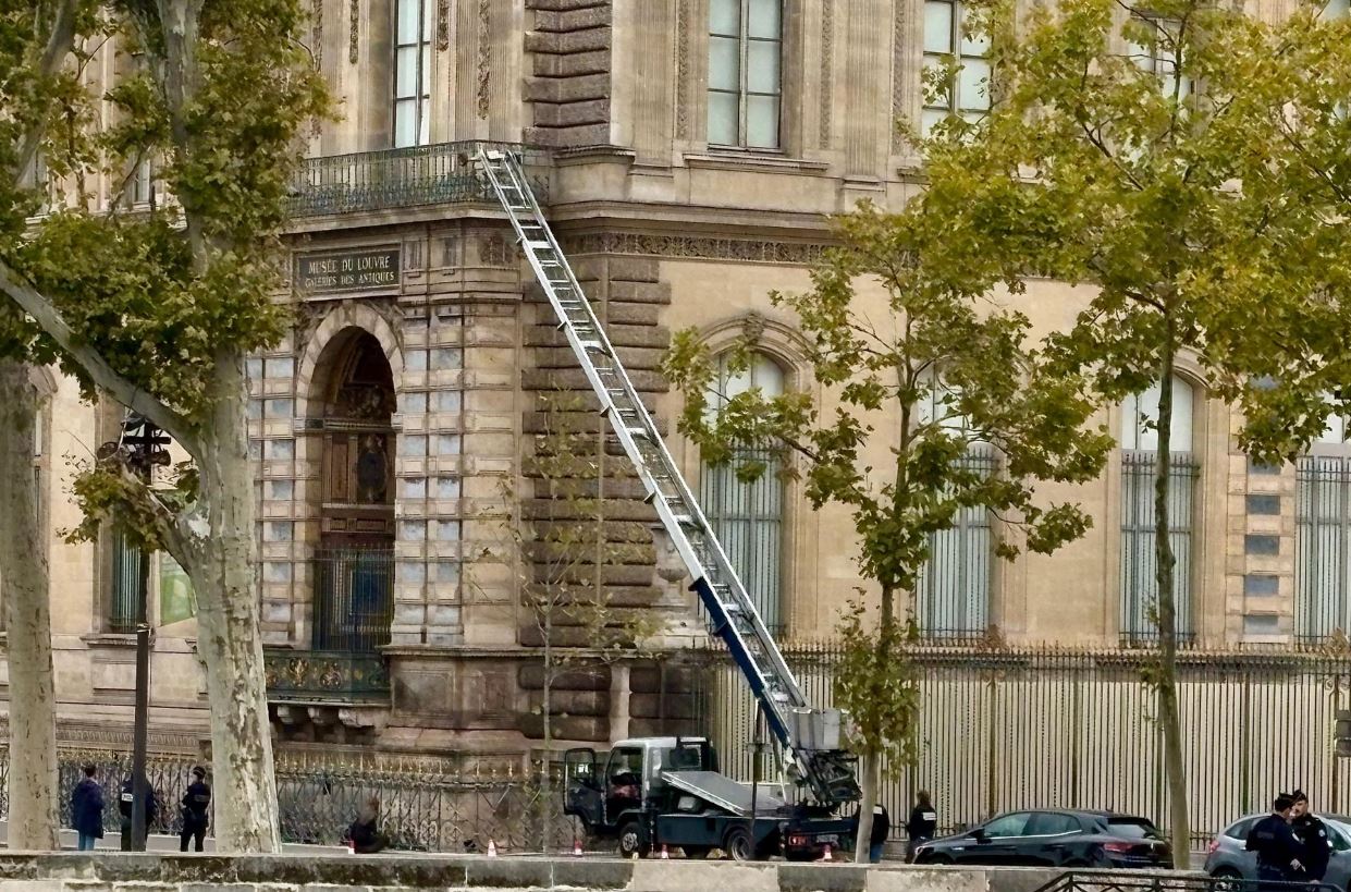 Немецкая компания, подъемник которой использовали при ограблении Лувра, сделала на этом рекламу