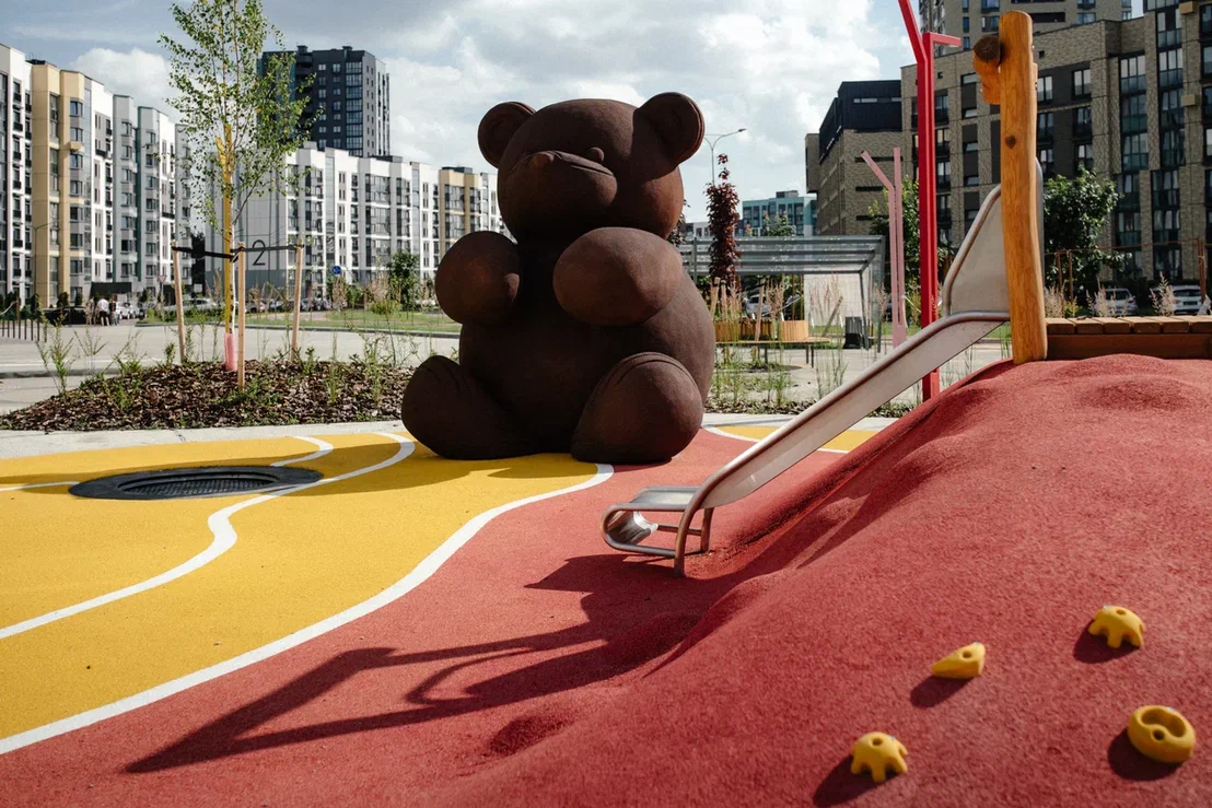 Роллеты от облучения и мишка-антистресс во дворе. Посмотрели первую поликлинику Новой Боровой