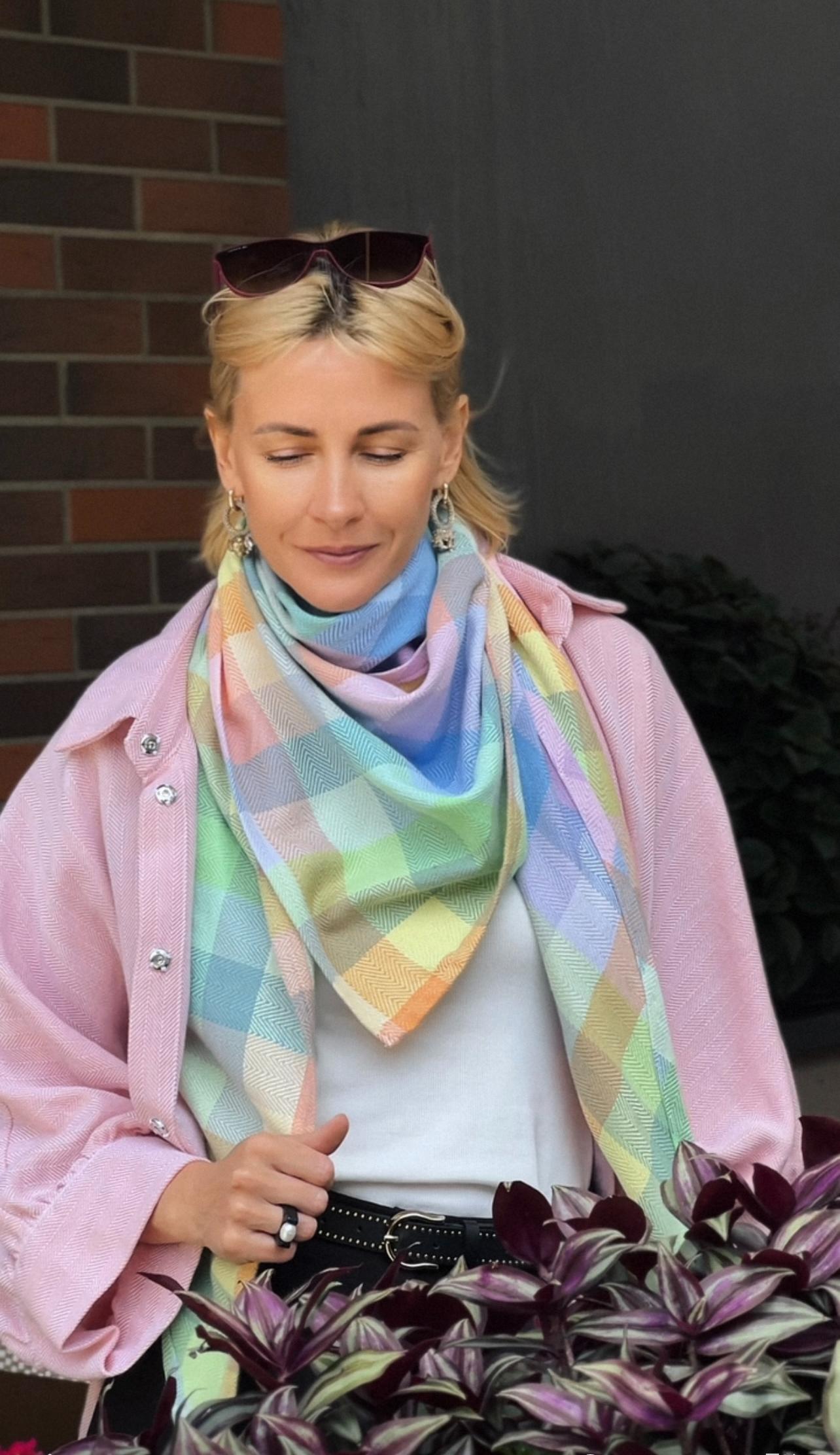 Как мастер спорта по лыжным гонкам открыла в Минске ткацкую мастерскую и продает платки по всему миру