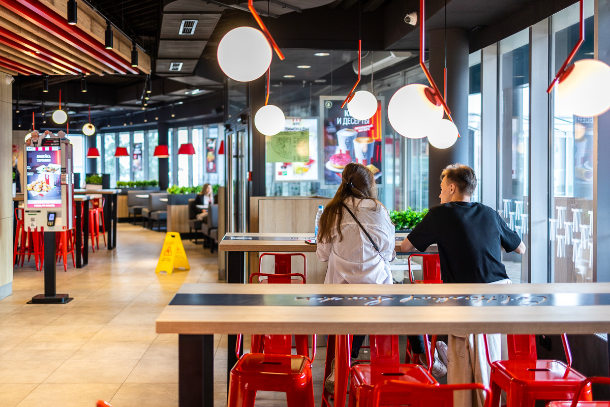 История успеха: как сеть KFC за 10 лет изменила рынок фастфуда в Беларуси 