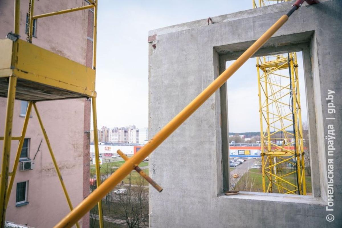 В Гомеле начали восстанавливать дом, который пострадал от взрыва в прошлом году (фото)