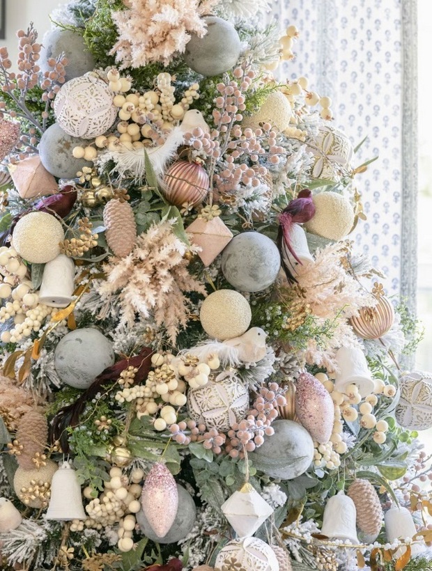 5 смелых идей для новогодней елки в офисе