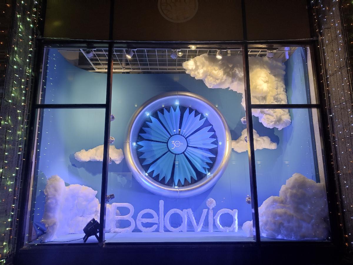 Что общего у ретейла и авиации? ГУМ и Belavia показали необычные арт-витрины в центре Минска