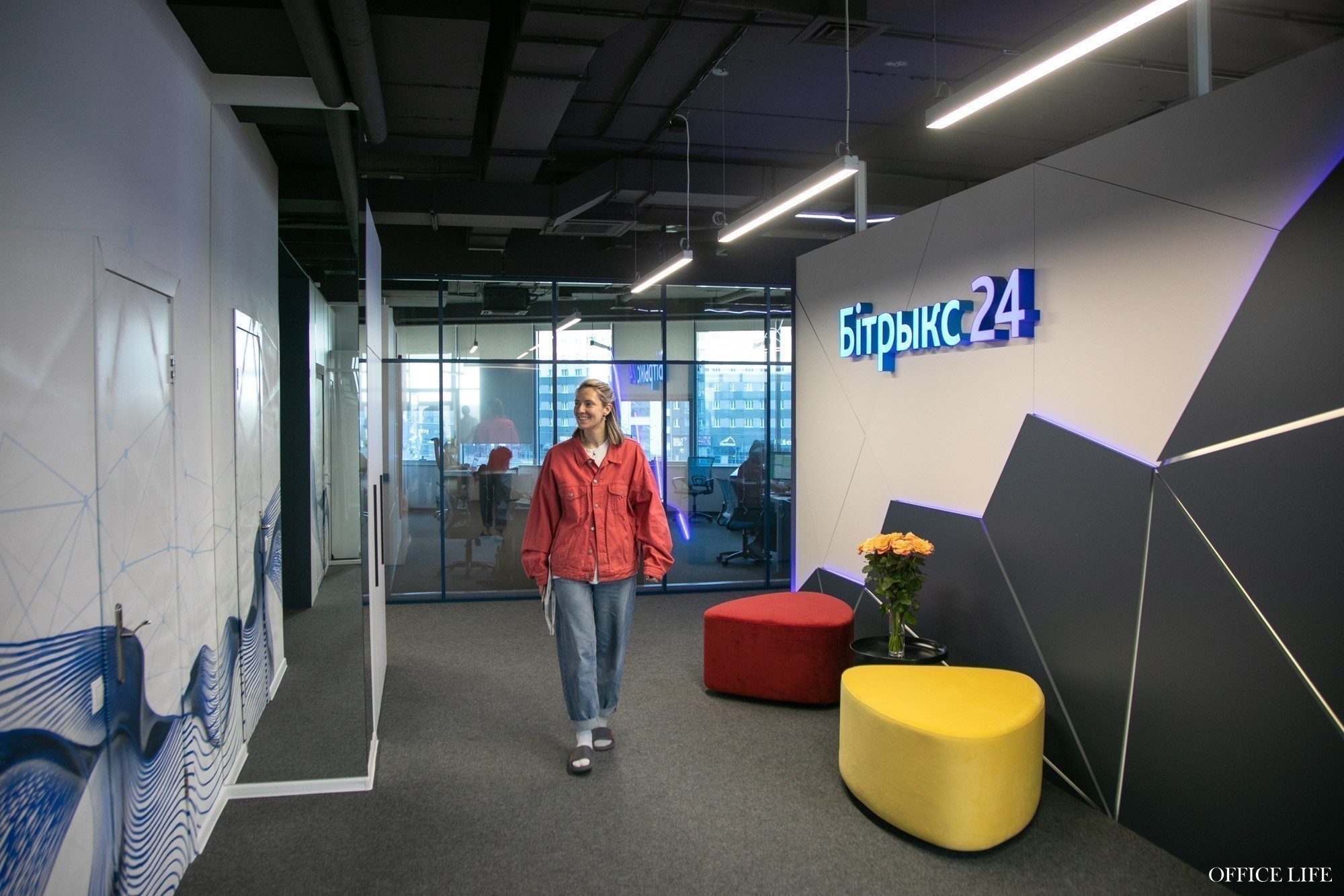 Побывали в&nbsp;IT-компании, где все встречи проходят за&nbsp;прозрачными стенами и&nbsp;есть переговорка-«банкомат»