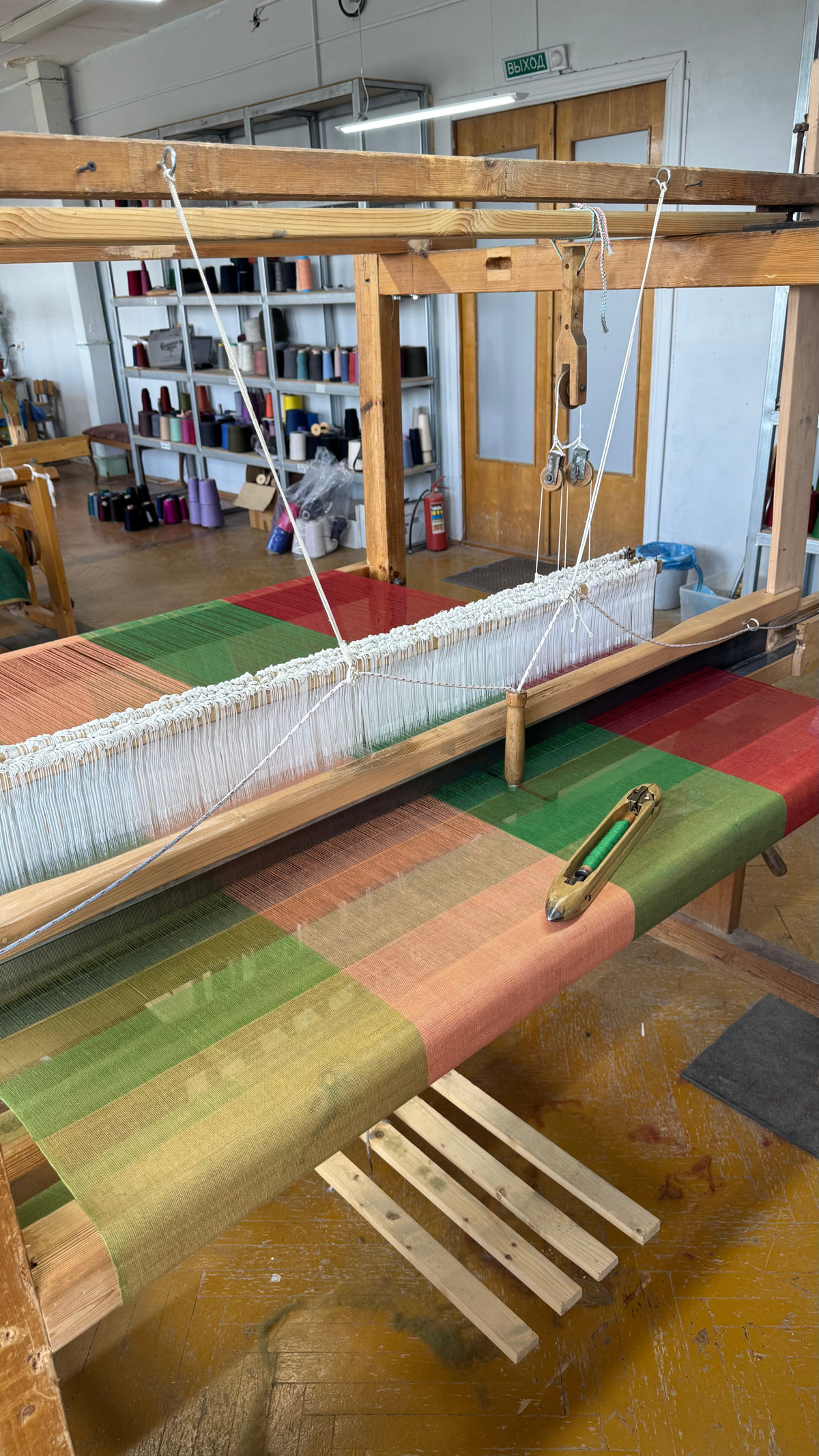 Как мастер спорта по лыжным гонкам открыла в Минске ткацкую мастерскую и продает платки по всему миру