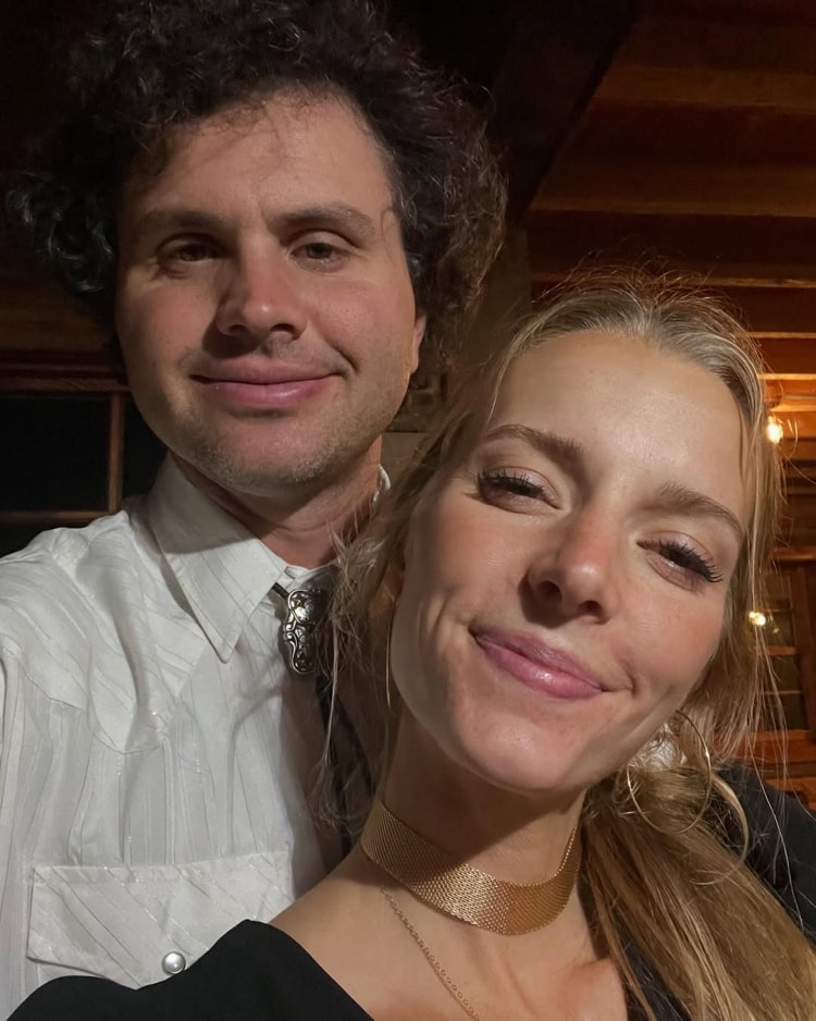 Босая, беременная и с коровой: почему женщины опять выбирают патриархат