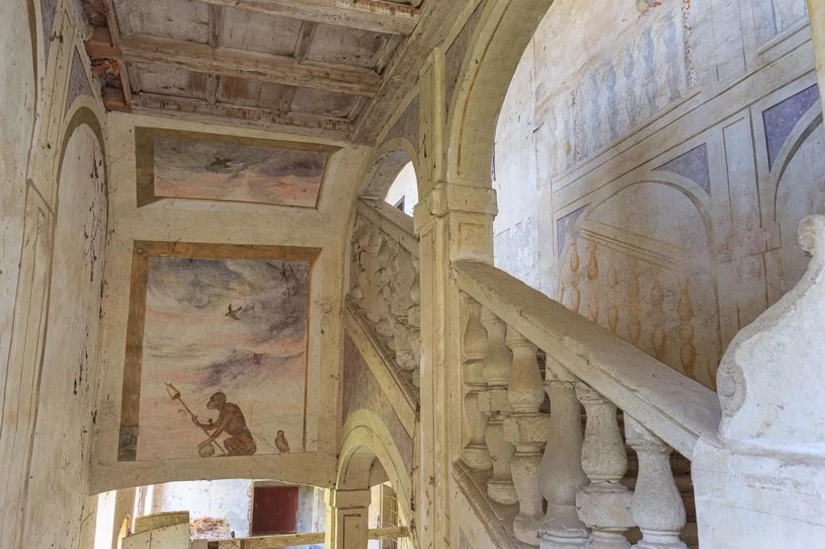 В пригороде Милана продают замок XI века с фресками эпохи Ренессанса. Сколько стоит