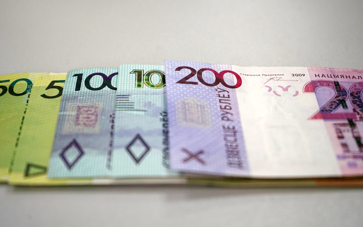 Юрлицам и ИП разрешили платить за услуги в зоне таможенного контроля наличными рублями