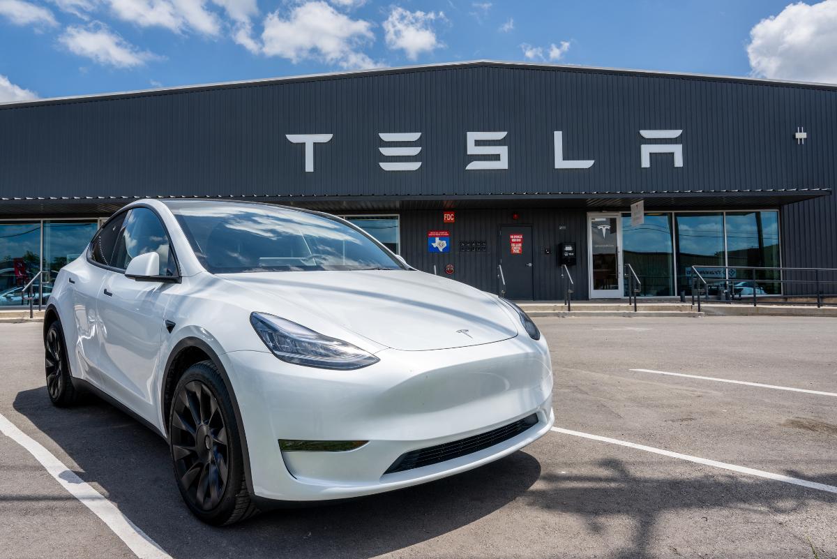 Tesla отзовет 2 млн автомобилей из-за проблем с автопилотом