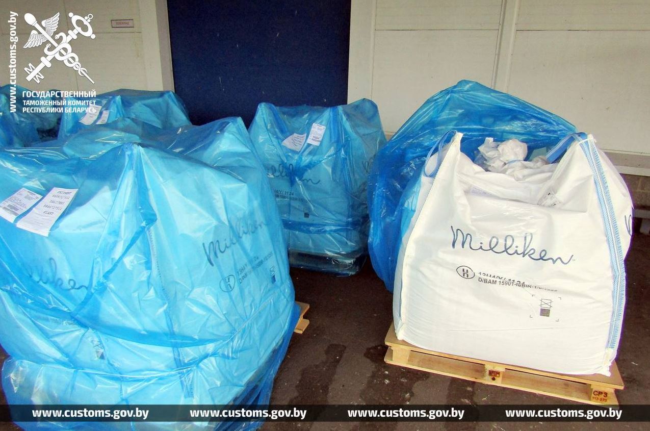 Латвийский перевозчик пытался провезти в Беларусь 9 тонн красителя, спрятанного среди парфюмерии