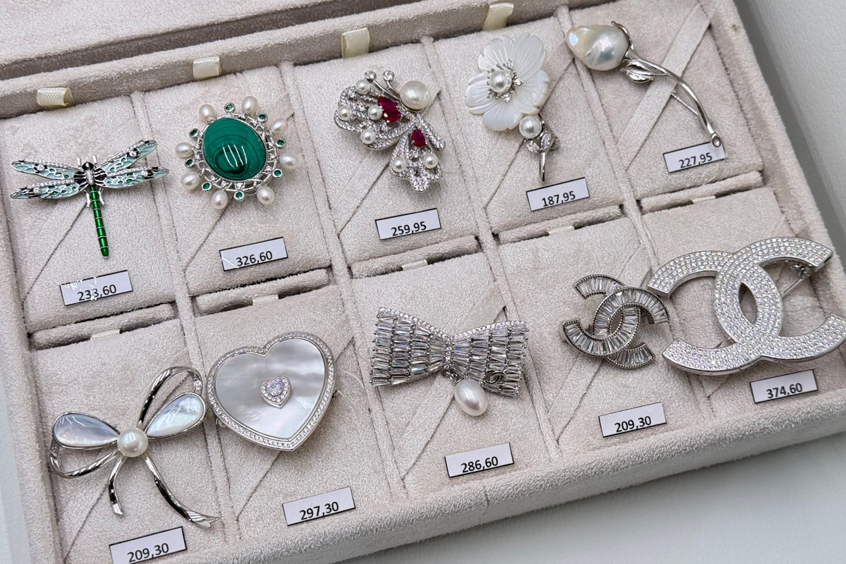 Танцующие бриллианты, турмалин и шпинель: в Минске проходит выставка «Украшения для бизнес-леди»