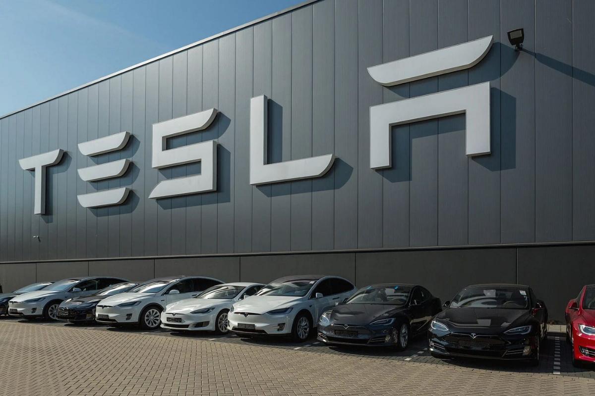 Tesla в 15 раз за год отзывает партию автомобилей. Что происходит?