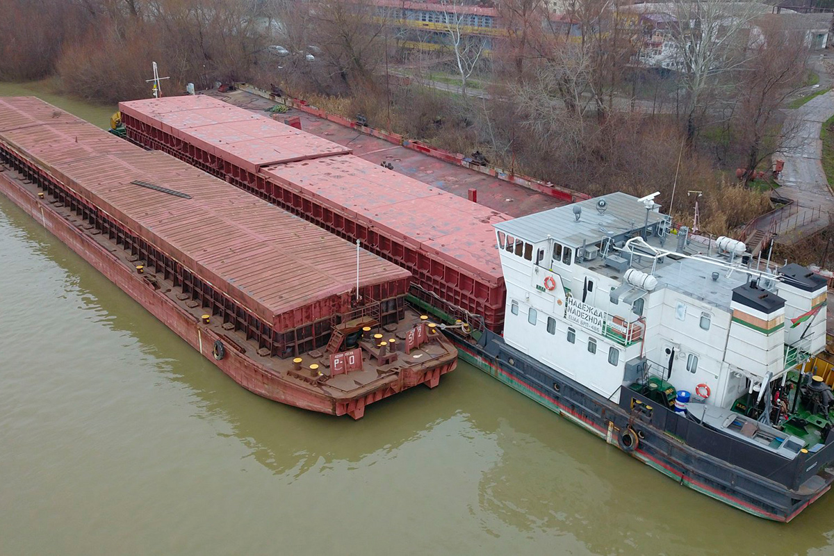 В Беларуси продают речное судно и несколько барж, национализированных Украиной