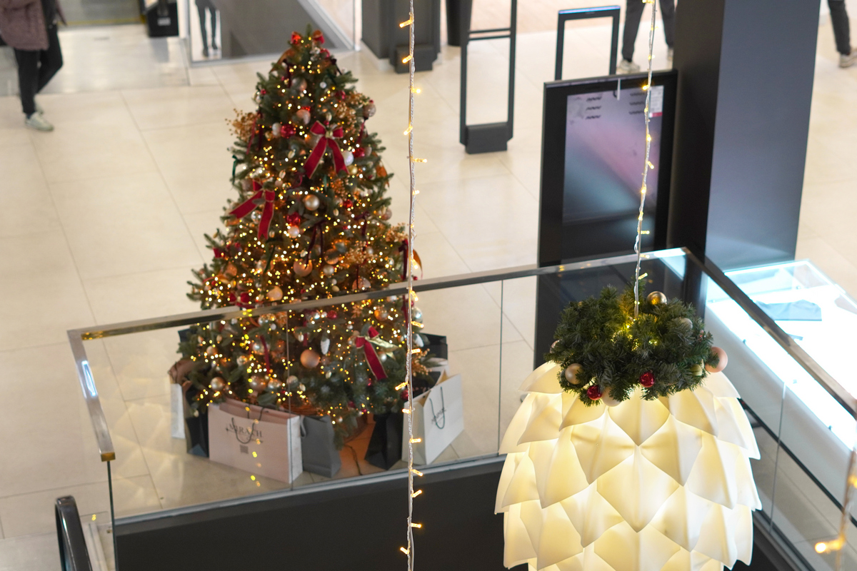 «Можно увеличить средний чек на&nbsp;15%». Как на&nbsp;покупателей влияют новогодние елки в&nbsp;ТЦ