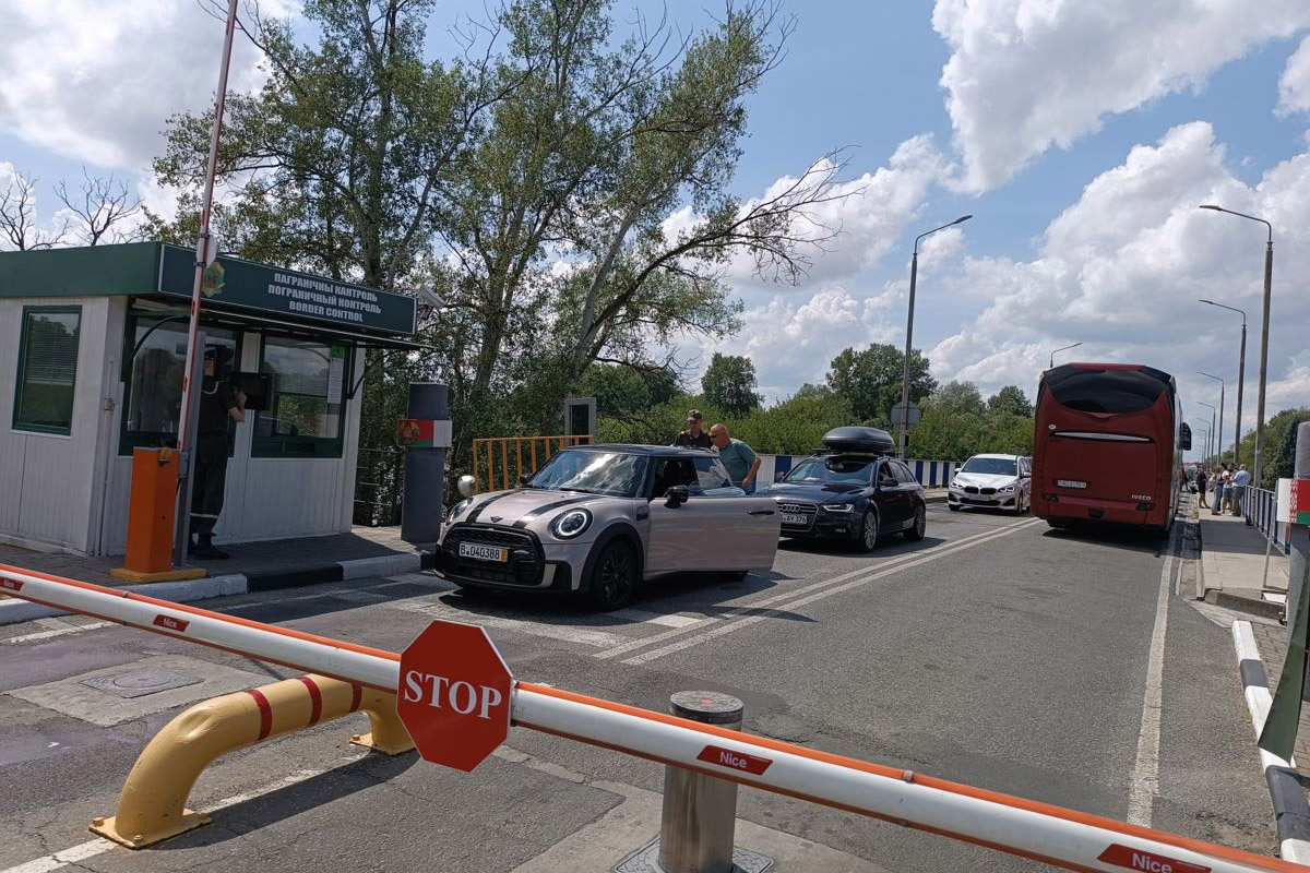 Двое белорусов помогали проходить границу без очереди. Как это работает и сколько стоит