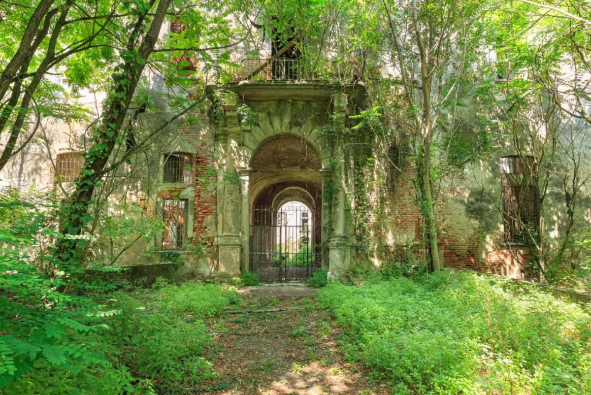 В пригороде Милана продают замок XI века с фресками эпохи Ренессанса. Сколько стоит