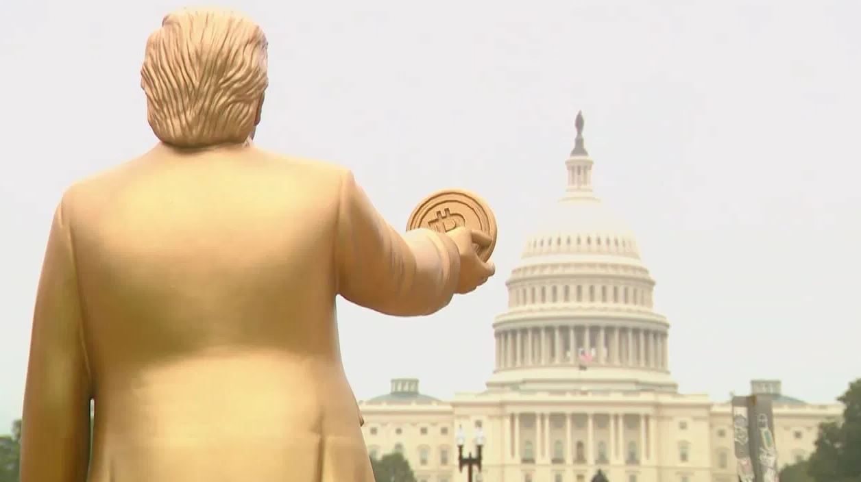 В Вашингтоне установили огромную скульптуру Трампа с биткоином (фото)