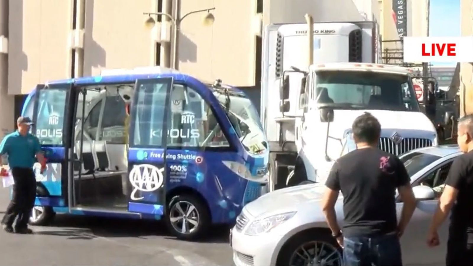 Беспилотный автобус попал в ДТП в первый час работы в Лас-Вегасе