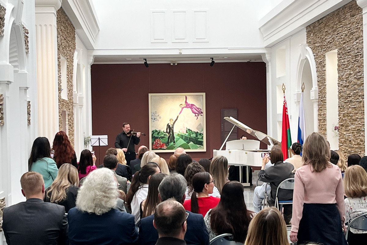 Почему в&nbsp;Минске все говорят о&nbsp;«Прогулке», и&nbsp;где белорусы увидят другие шедевры Шагала