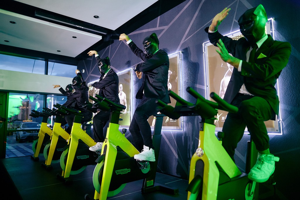 Люди в масках и танцующие фитнес-инструкторы: клуб X-Fit делает сильное предложение для бизнесменов