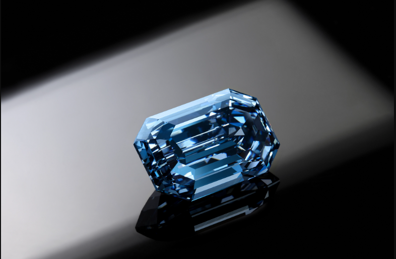 На аукционе Sotheby's продали за $57,5 млн самый большой голубой бриллиант в мире