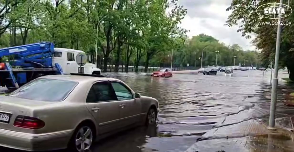 Водопады в ТЦ и остановка транспорта. На Минск обрушился ливень с градом (видео)