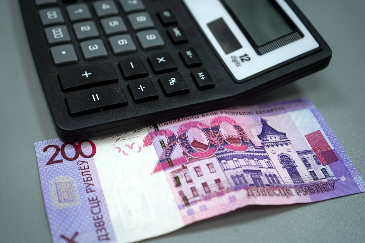 Директор и главный бухгалтер вывели с предприятия 1 млн рублей, завышая себе зарплаты 