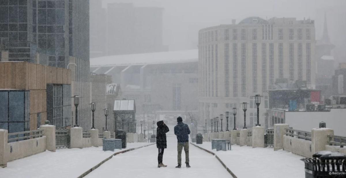 В США один из мощнейших штормов за последний век оставил без света более 132 тыс. домов