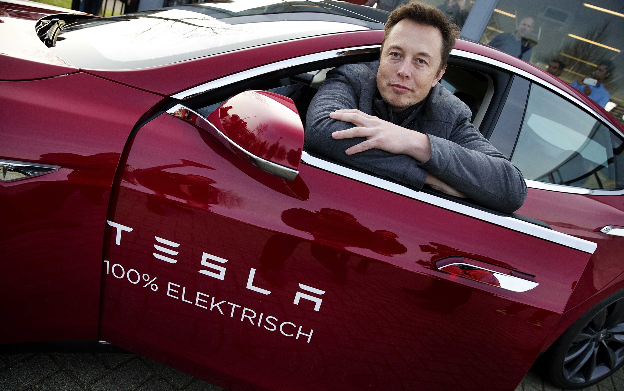 Маск поступился принципами: Tesla начнет рекламировать свои электрокары