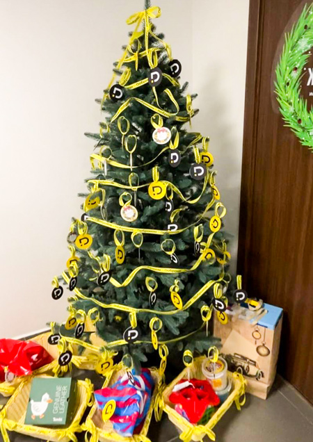 Гантели, гаджеты или кронштейны? Голосуем за лучшую офисную елку! 