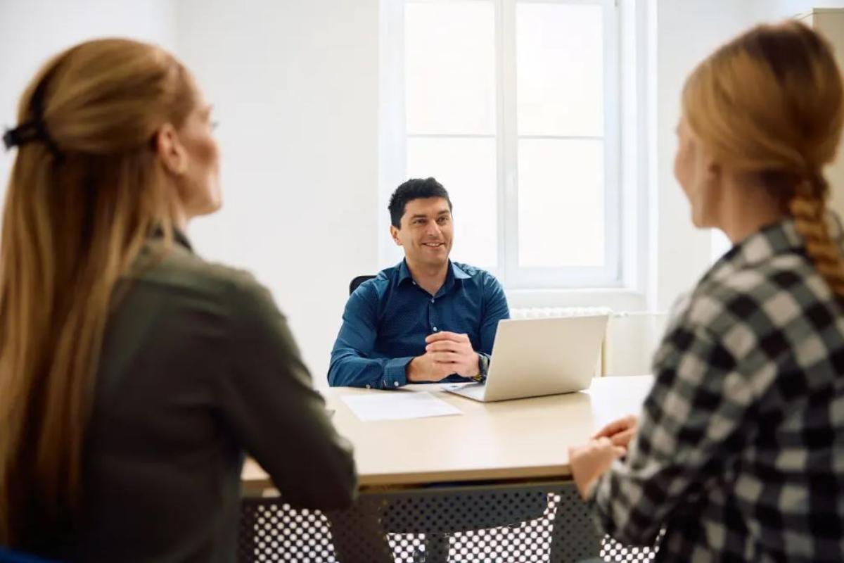 Как вам такое? Три четверти зумеров приходят на собеседования с родителями