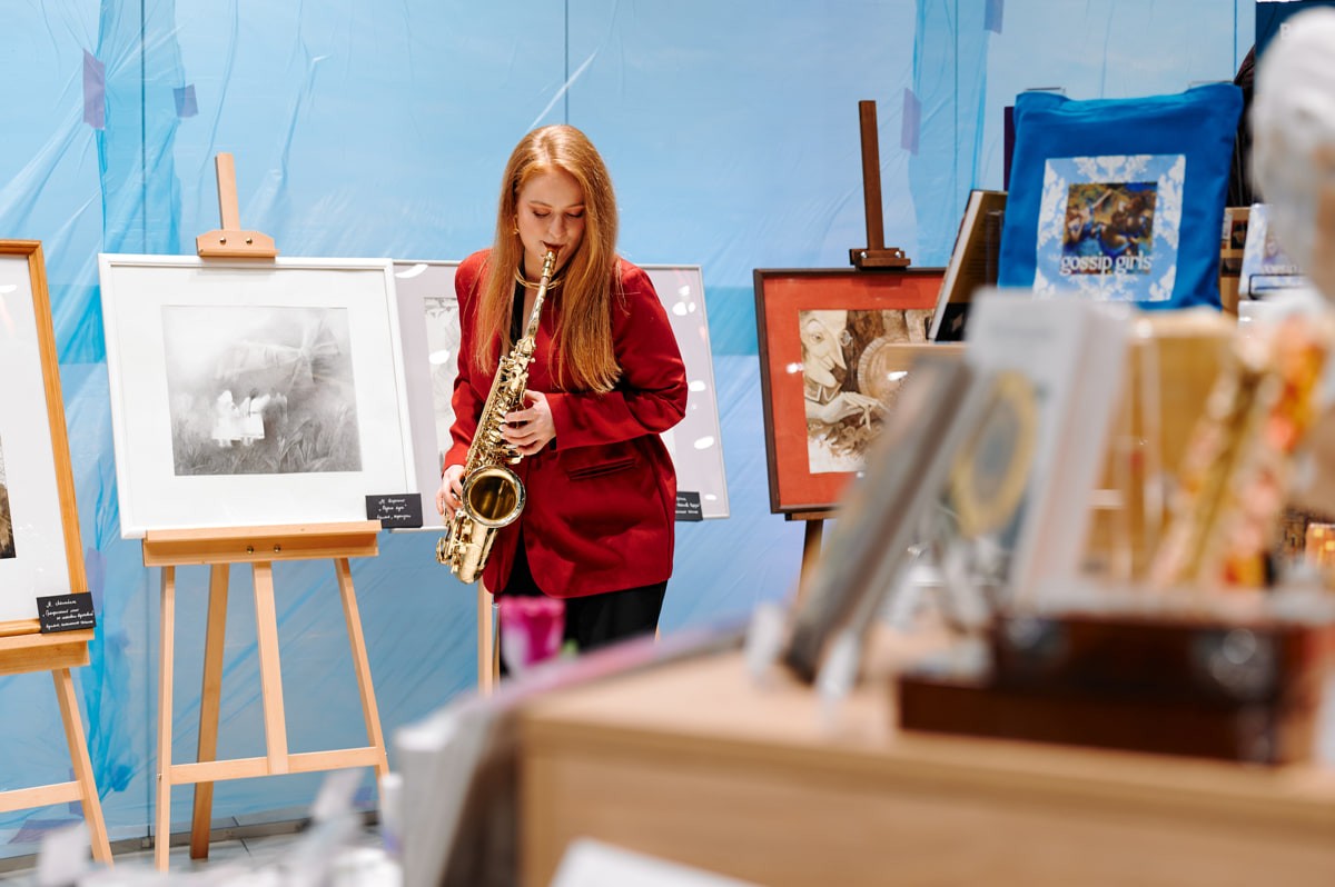 С&nbsp;ковром в&nbsp;краске, кисточками на&nbsp;потолке и&nbsp;выставкой картин&nbsp;— в&nbsp;Минске открылся MonArt. Рассказываем, что это такое