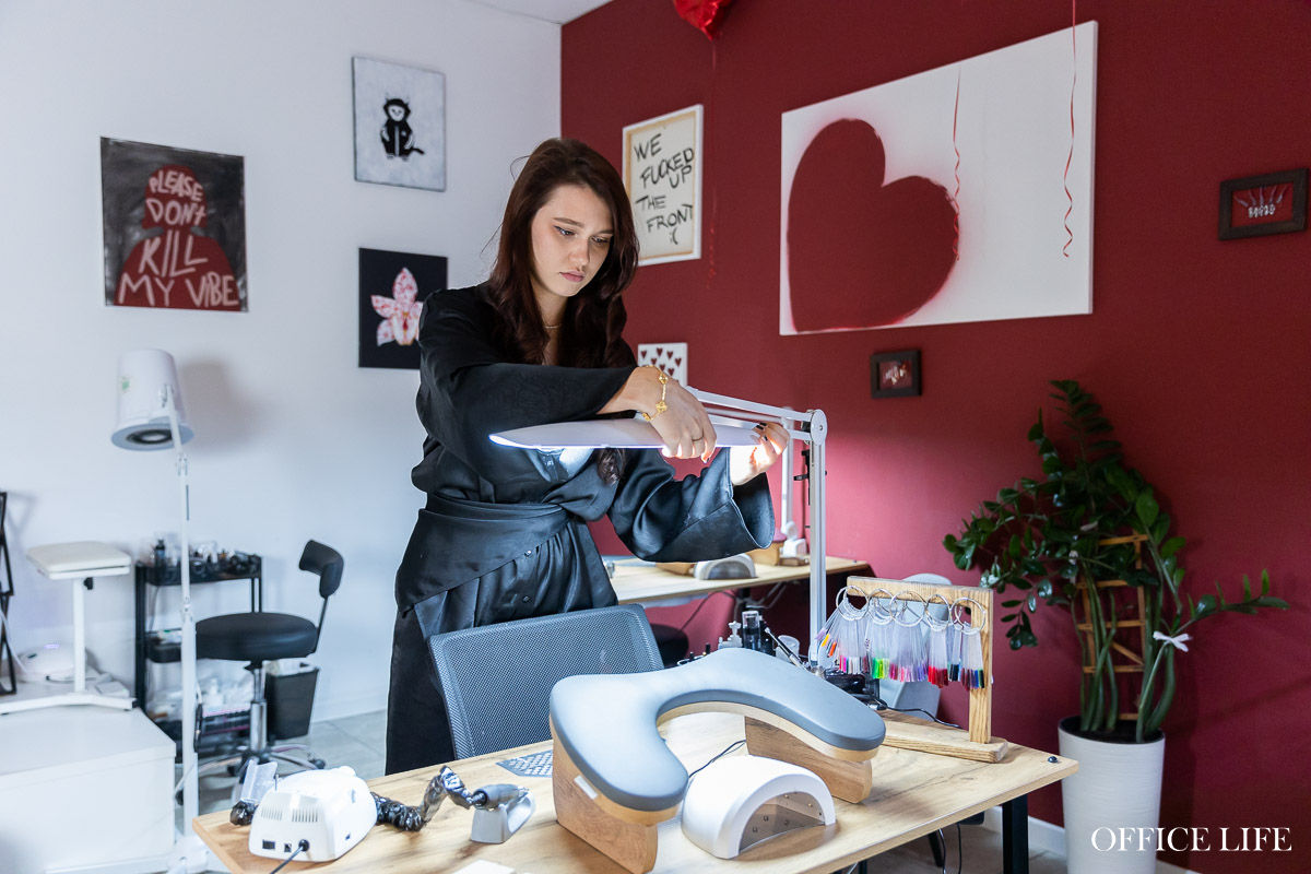 «Окончить факультет международного права, чтобы зарабатывать маникюром? Легко!» Как понять этих зумеров