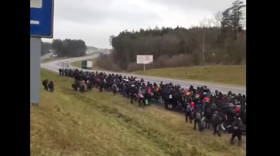 Госпогранкомитет Беларуси: множество беженцев с вещами идут в Польшу