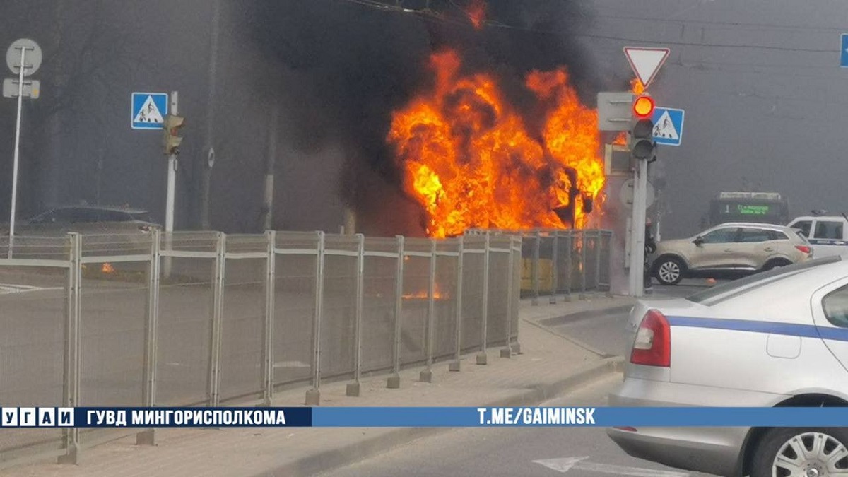 В Минске на Логойском тракте сгорел пассажирский автобус