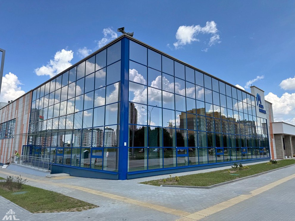 В Лошице готовят к открытию спорткомплекс-долгострой «Мандарин». Как он выглядит