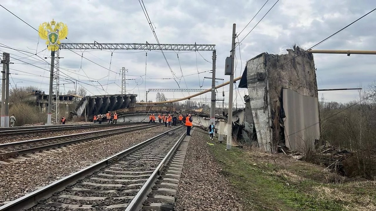 В Вязьме обрушился мост над путями, по которым идут поезда из Беларуси в Москву