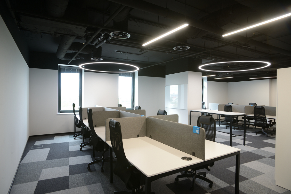 «Однажды мы делали офис с кроватью». Почему рабочие пространства все больше напоминают дом