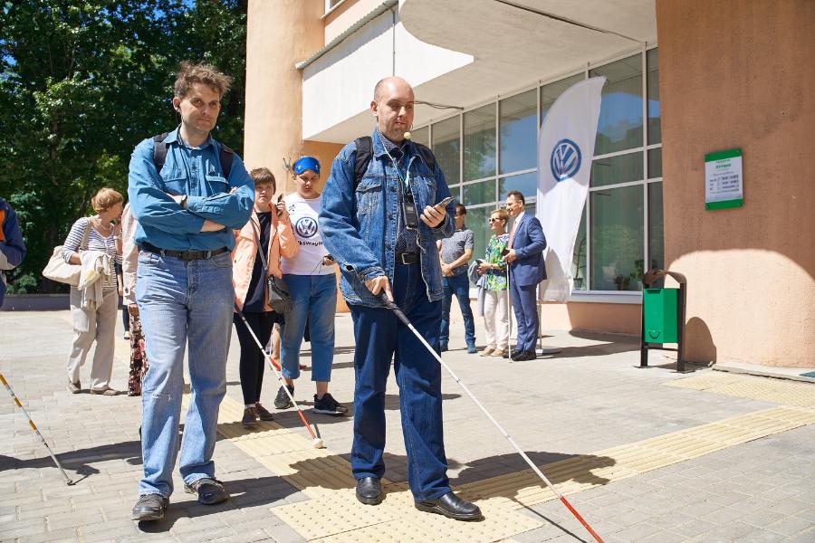 Квартал в Минске сделали видимым для слепых. Журналист испытал на себе