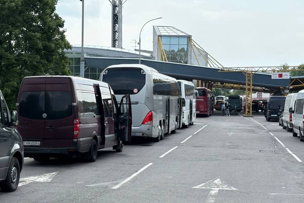 9 часов вместо 2 суток: перевозчик рассказал, что сейчас с очередью автобусов на границе с ЕС