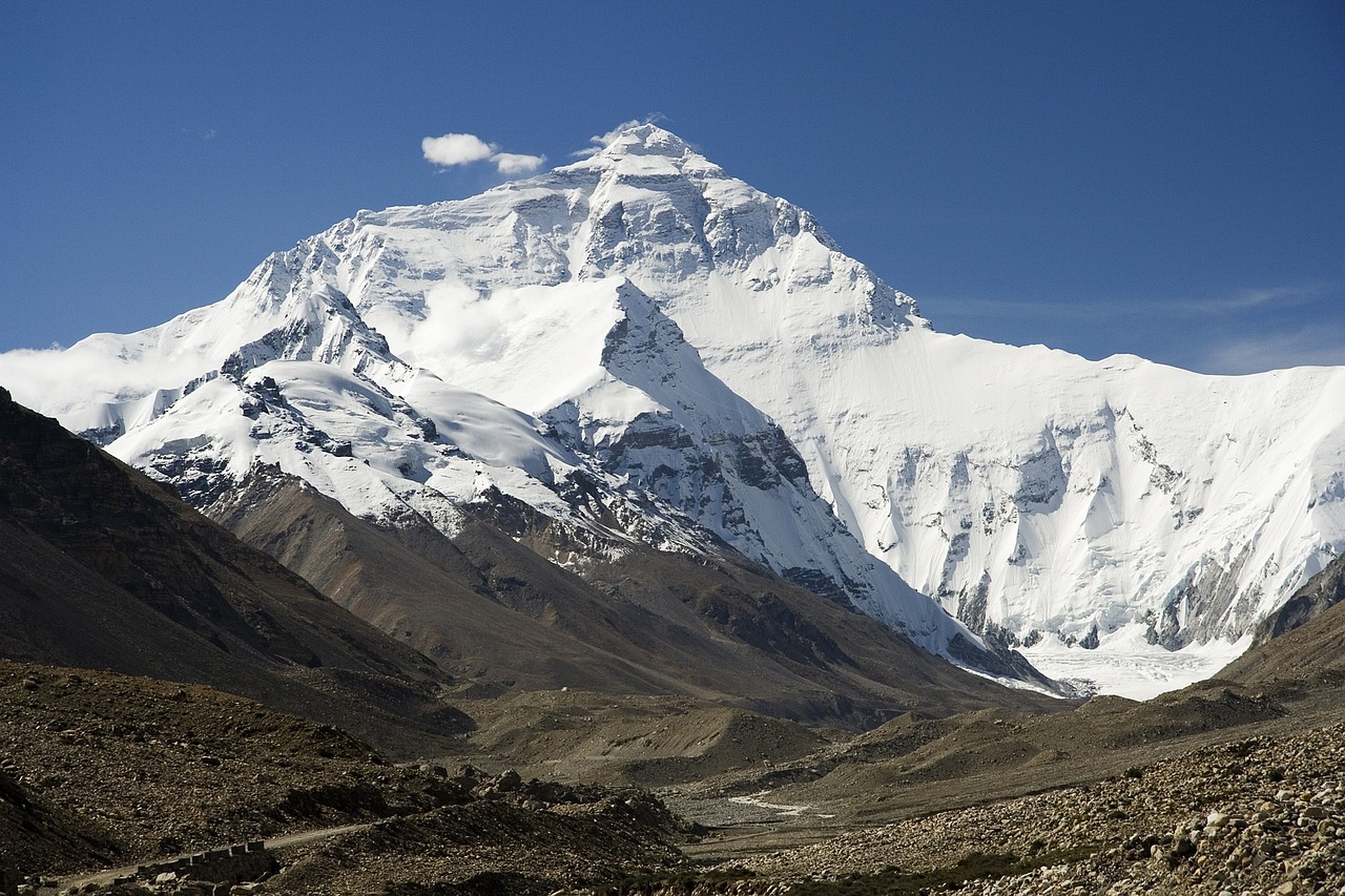 На самую высокую гору в мире будут пускать меньше туристов