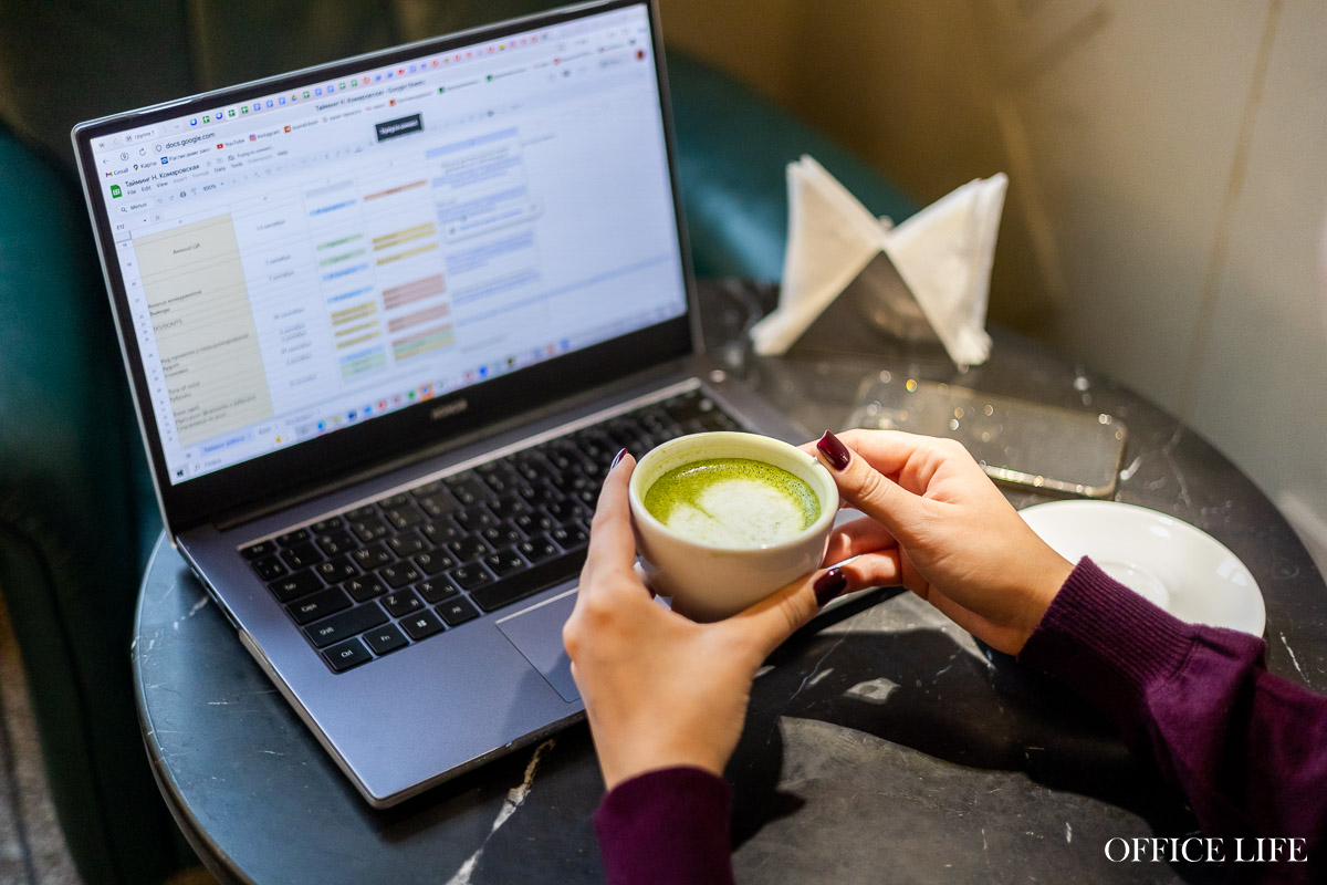 «Весь день в офисе и отпуск только два раза в год? Как это?!» С чем зумеры не хотят мириться на работе