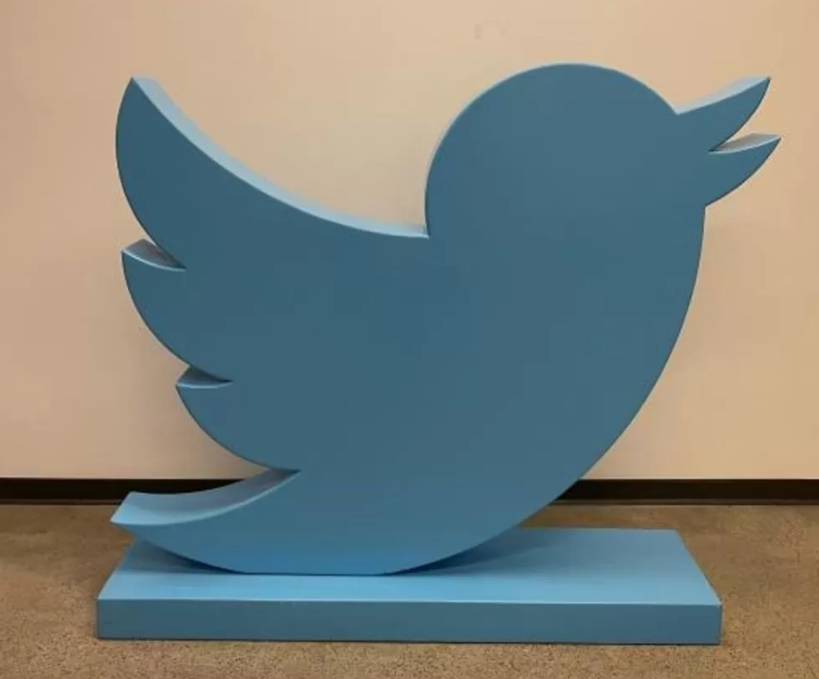 Нет денег: Twitter выставил на аукцион офисное оборудование