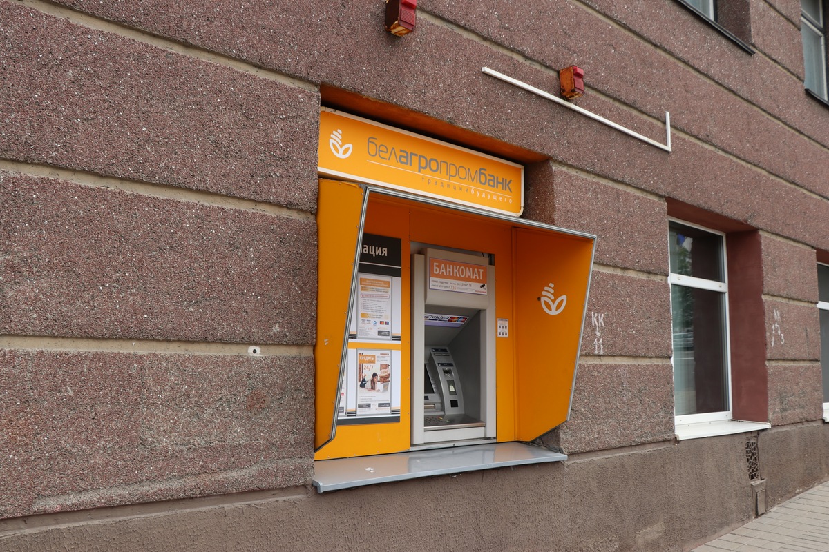 «Банки уже формируют системы, где не нужна карточка». Когда белорусы перестанут платить «пластиком» 