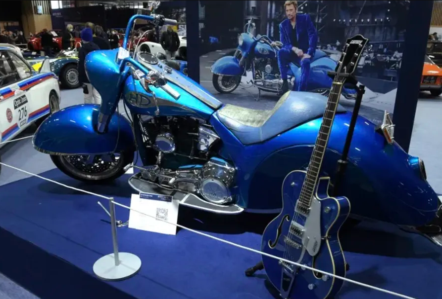 Мотоцикл французской рок-звезды продали на аукционе за почти €500 тыс.